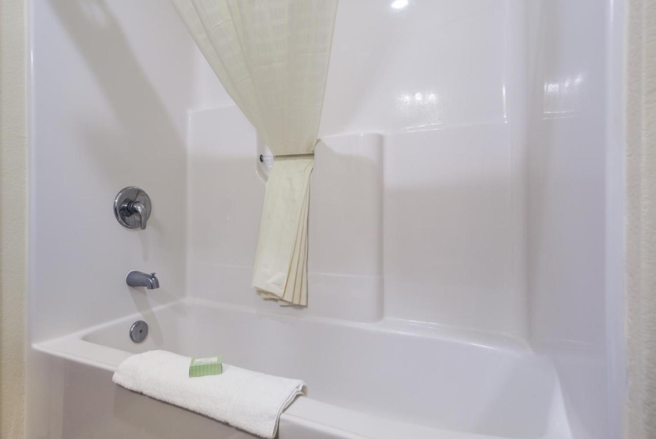 Cobblestone Inn & Suites - Big Lake Bagian luar foto
