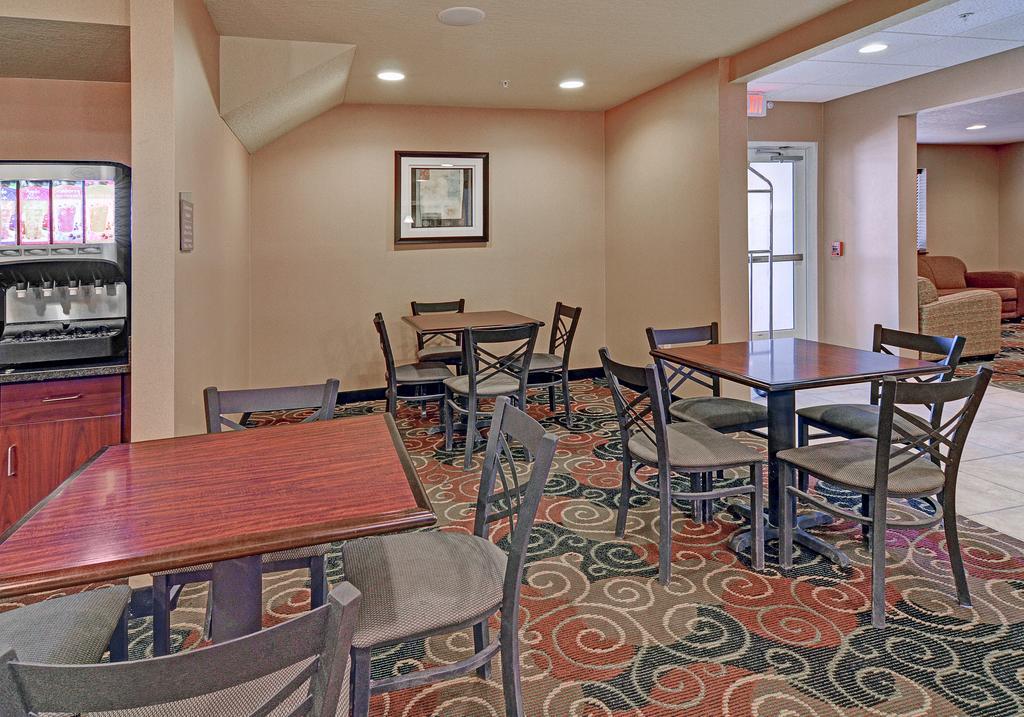 Cobblestone Inn & Suites - Big Lake Bagian luar foto