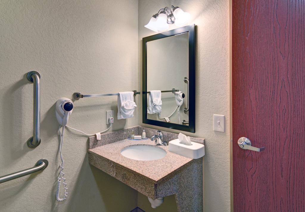 Cobblestone Inn & Suites - Big Lake Bagian luar foto