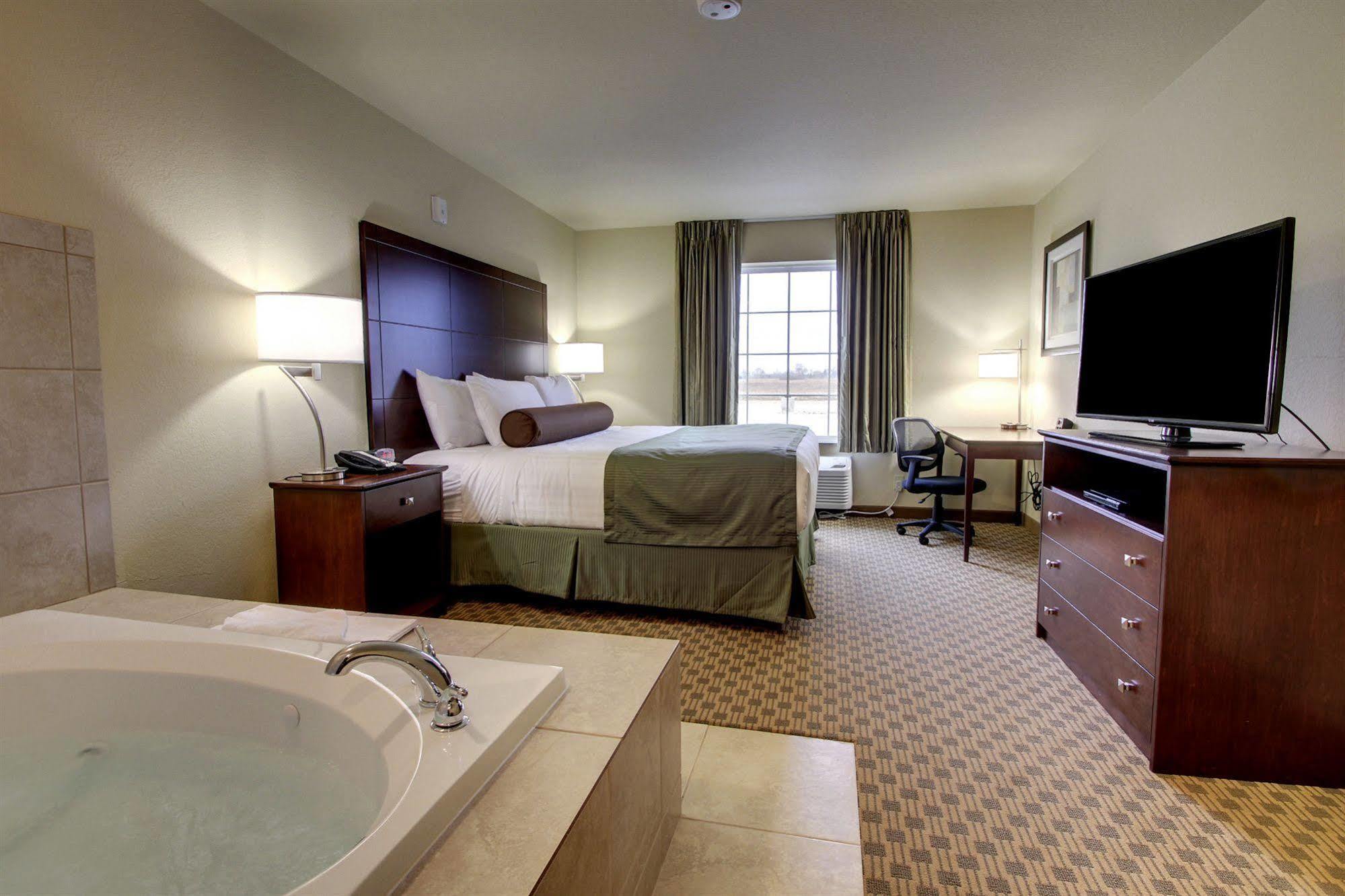 Cobblestone Inn & Suites - Big Lake Bagian luar foto