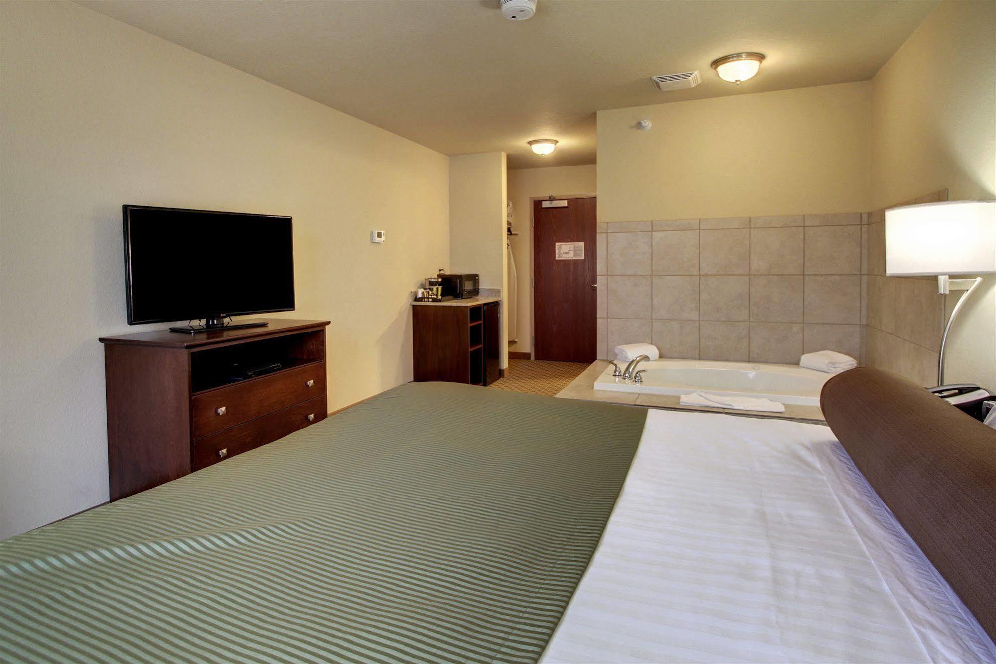 Cobblestone Inn & Suites - Big Lake Bagian luar foto