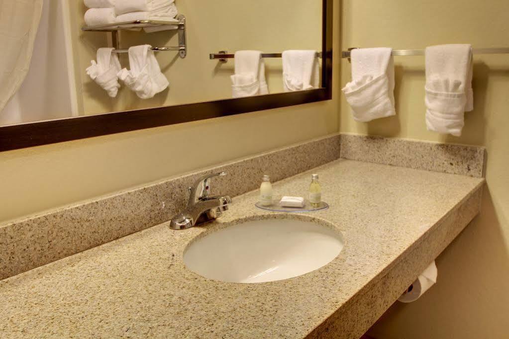 Cobblestone Inn & Suites - Big Lake Bagian luar foto