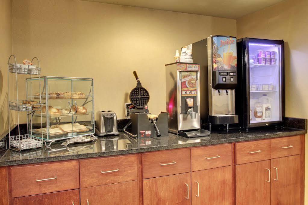 Cobblestone Inn & Suites - Big Lake Bagian luar foto